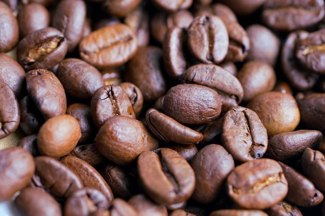 Boabe de cafea proaspăt prăjite